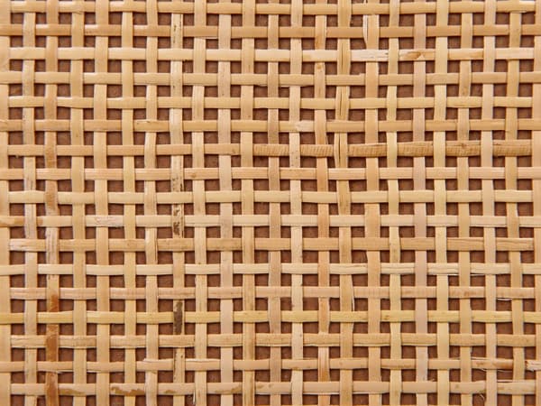 Kommode lys spånplade fyrretræsben 135 x 40 x 70 cm med hylder rattanlåger boho rustik stil