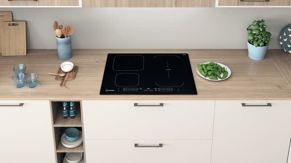 Indesit IB 65B60 NE Musta Sisäänrakennettu 59 cm Vyöhyke induktioliesi 4 vyöhykettä