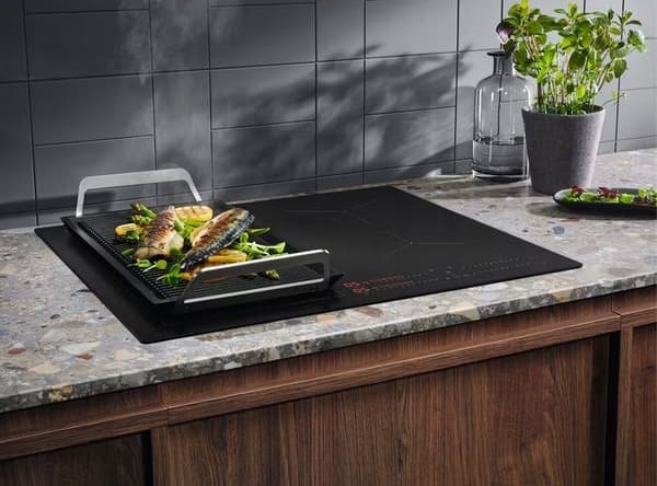 Electrolux Serie 700 EIS62453IZ Musta Sisäänrakennettu 60 cm Vyöhykkeen induktioliesitaso 4 aluetta