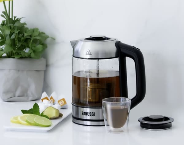 Zanussi - KEZ81 - Tekokare - 1,7 L - 2 i 1 vattenkokare och tekanna - färgväxlande (5 färger) - transparent