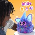 Miniatyrbild 3 av 6: Purple Furby, 15 tillbehör, interaktiv plyschleksak för flickor och pojkar, röstaktiverad Animatronic, 6 år och uppåt