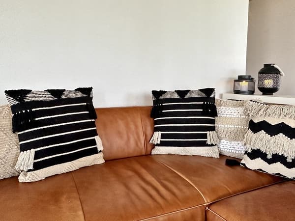 Set med 2 CHITTOOR prydnadskuddar bomull 50 x 50 cm svart geometriskt mönster Lumarko!