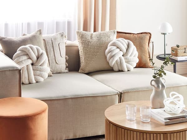 Sæt med 2 Bouclé puder i off-white AKOLA Lumarko!
