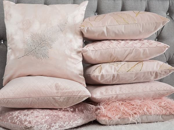 Set med 2 FREESIA sammetsprydnader 45 x 45 cm Rosa växtmönster Lumarko!