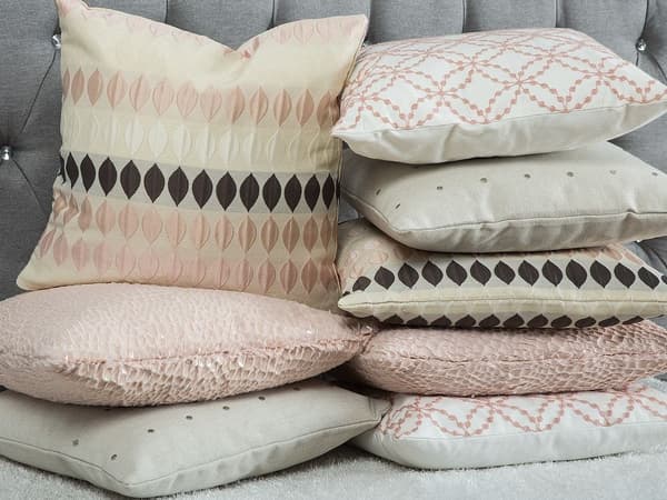 Set med 2 GAURA prydnadskuddar 45 x 45 cm ljusbeige enfärgade Lumarko!