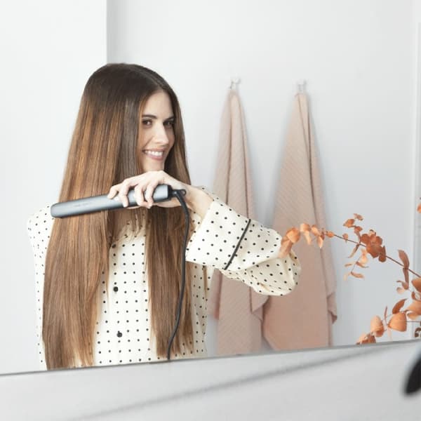 Cecotec Titanium hair straightener with temperature adjustment.