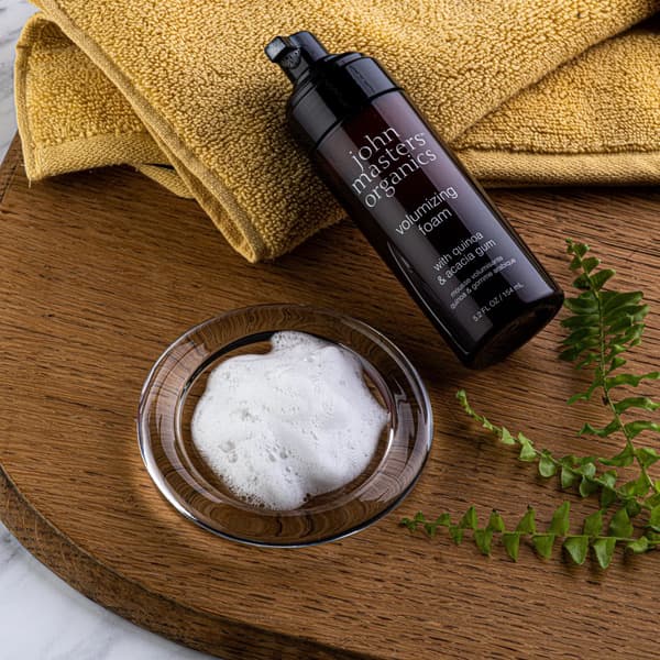 John Masters Organics® volymgivande skum med quinoa och akaciagummi 154 ml