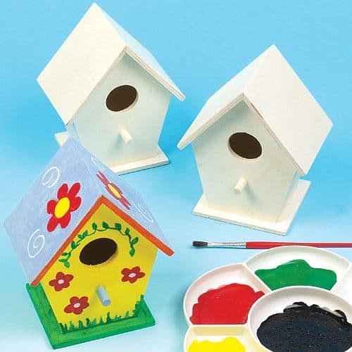 Set med 4 mini träfågelhus att dekorera. Kreativa hobbyer för barn.