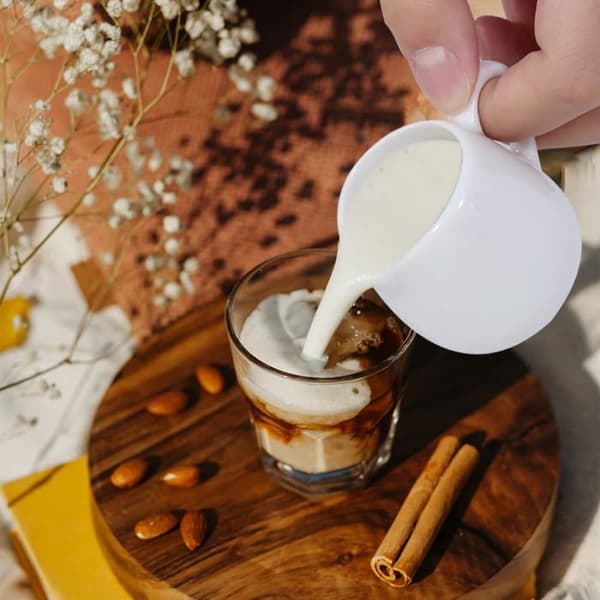 Creamer Kungfu mall Set med 2 små vita keramiska mjölkkrukor 75 Ml