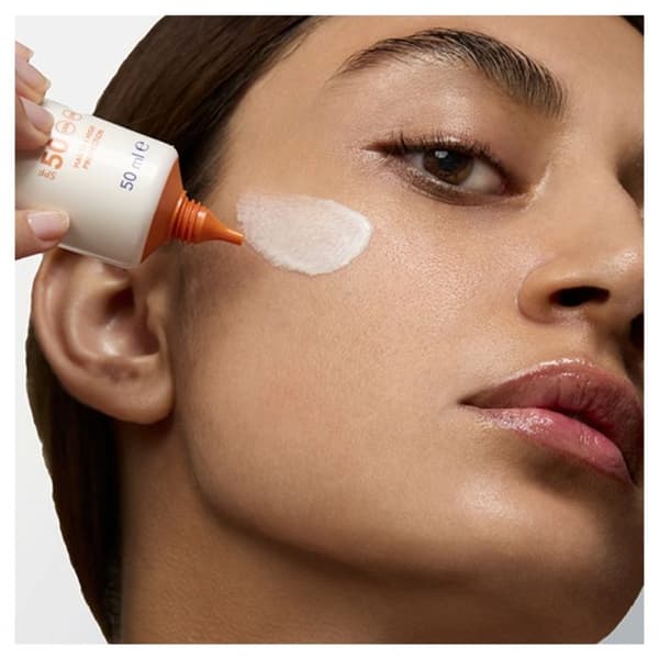 Solspray - RoC - Utjämnande Rynkkräm SPF50 - 50ml - Hypoallergenisk - Flytande konsistens