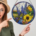 Miniatyrbillede 4 af 5: Bomclap Solsikke & Lavendel Catch Light - 16 cm Håndmalet Glasmosaik Vinduesdekoration med Kæde