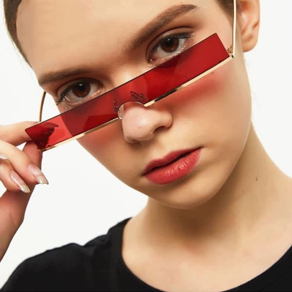 Futuristiska smala solglasögon röda svarta metallram Red