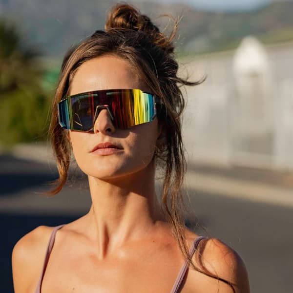 Sporty solbriller med regnbueglas