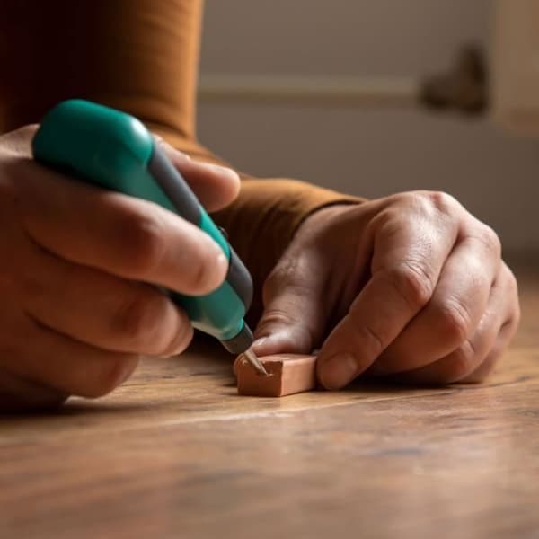 Laminat- och träreparationssats - 11 färger, batterier och tillbehör ingår