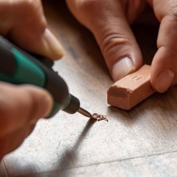 Laminat- och träreparationssats - 11 färger, batterier och tillbehör ingår