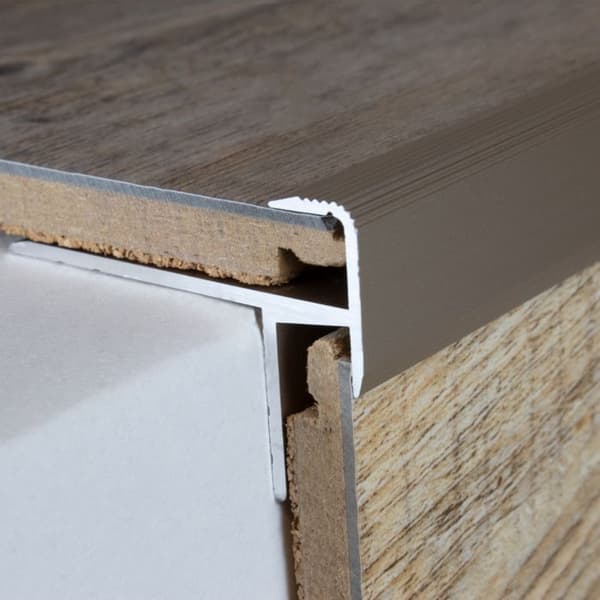 Trappsteg för anodiserad aluminiumlaminat bronsljus L 10mm H 8.5mm Förborrad 1 st