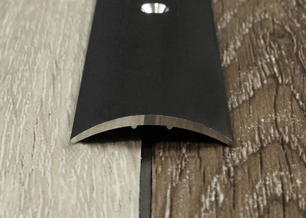 Dörrtröskel Alu anodiserad Mörkbrons L 28 mm H 1.5 mm Lång 1000 mm Genomgående