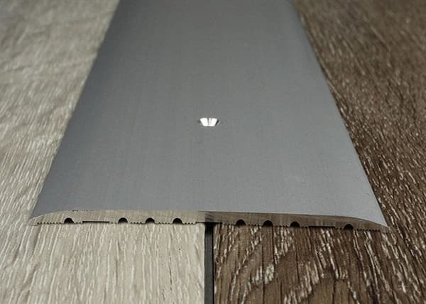 Tröskelbalk Alu anodiserad Silver L 80 mm H 3.5 mm Lång 1000 mm Genombruten