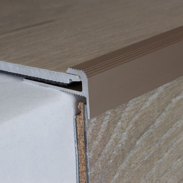 Profil av anodiserad aluminium i ljusbrons l 28 mm H 5 mm, borrad L 2700 mm