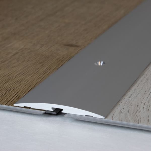 Balk av anodiserad aluminium Silver L 50 mm H 4 mm Genomgående på sidan