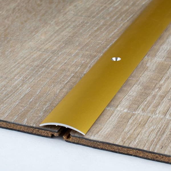 Tröskelprofil i anodiserat aluminium Guld L 28 mm H 1,5 mm Lång 2700 mm Förborrad