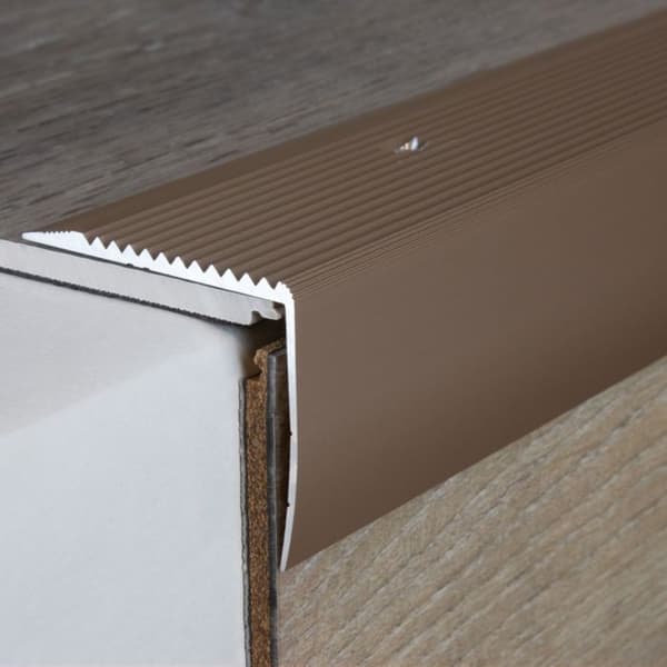 PROVISTON Trappsteg 42 x 50 x 2500 mm Trappsteg Cornerprofil i kombinerad form Anodiserad aluminium i ljusbrons