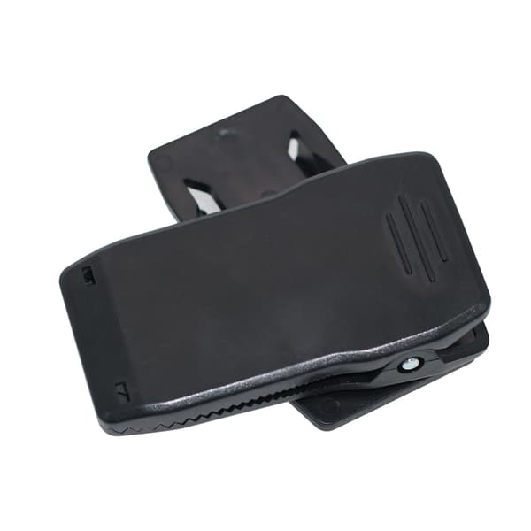 En holder med clips til montering af et GoPro sportskamera