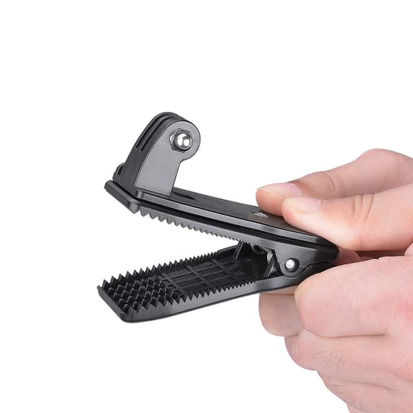 En holder med clips til montering af et GoPro sportskamera