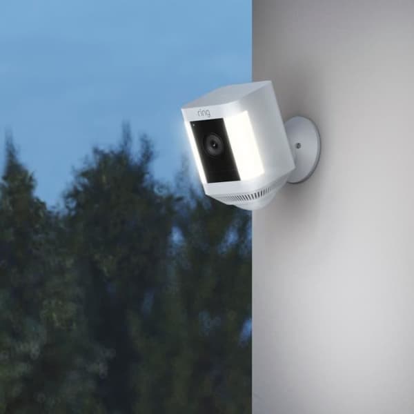 Övervakningskamera - RING - Spotlight Cam Plus - HD 1080p - Färg-nattvision - Tvåvägs ljud