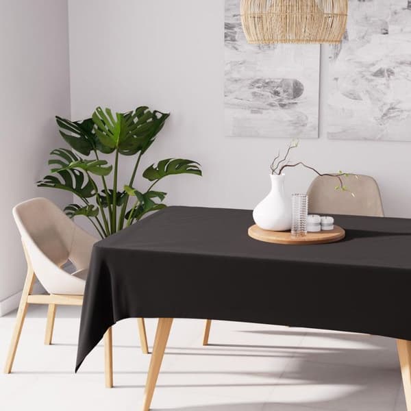 Rektangulär fläckfri duk 160x270 cm ALIX svart, av Soleil d'ocre. Den enkla Alix-duken kommer vackert att klä ditt rektangelbord.