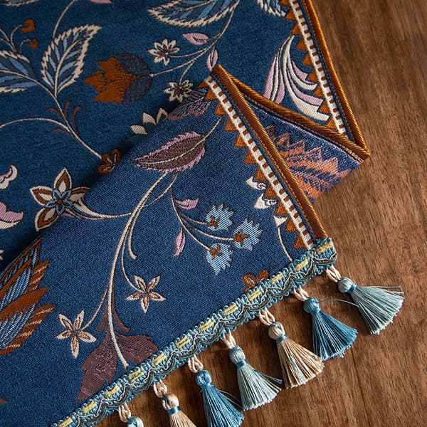 INF Elegant blå blommig bordlöpare med tofsar