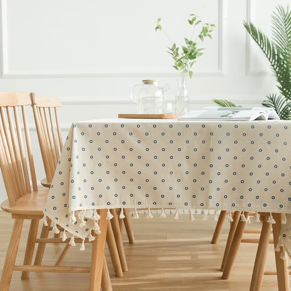 INF Duk i bomull med blomstermønster og dusker