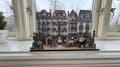 Miniatyrbild 6 av 6: European Townhouse Miniature Scene - perfekt för LED-ljusbelysta fönster