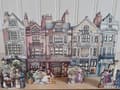 Miniatyrbild 1 av 9: Story Street – En liten litterär High Street modell byscen Lägg till LED ljus