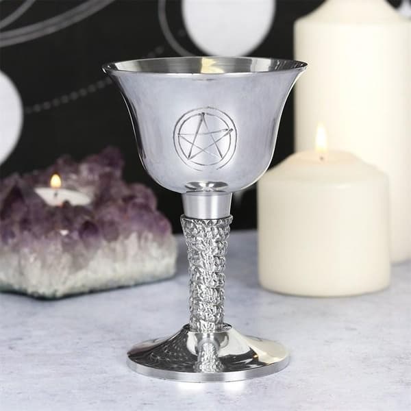 Symbolisk Chalice m Handsnidad Pentagaram Design