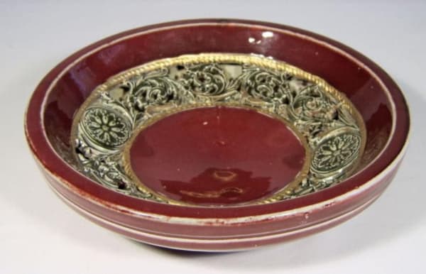 Rund bordeaux tallerken med gennembrudt grøn dekoration, 30 cm