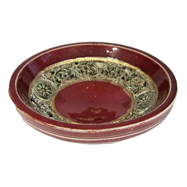 Rund bordeaux tallerken med gennembrudt grøn dekoration, 30 cm