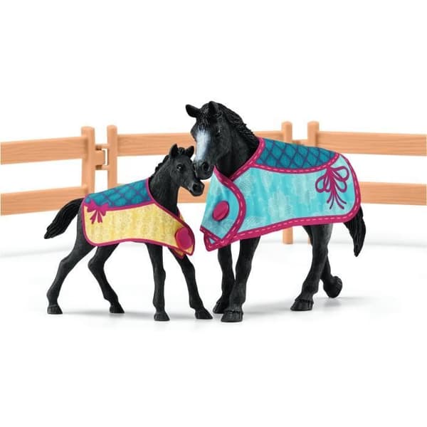 Hevoskopissa tamma ja varsa, Schleich-pakkauksessa 34 elementtiä, mukaan lukien 2 Schleich-hevosta, hahmolaatikko