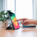 Miniatyrbild 9 av 9: Hama Surfplattefodral "Fold Clear" För iPad Air 11" (2025) Svart/Transparent