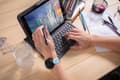 Miniatyrbillede 7 af 8: ZAGG Messenger Folio 2 - tastatur og folio-etui - Bluetooth - QWERTZ - Tysk - kultastatur, trækulshylster - til Apple 10,2" iPad (7. generation, 8. ge