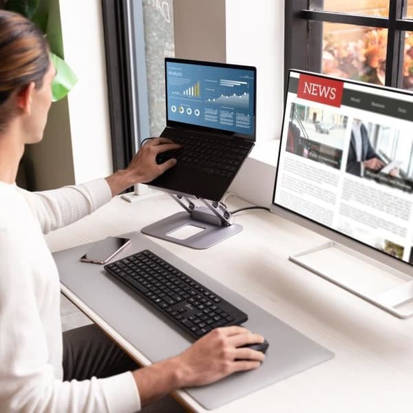 j5create JTS327 Multi-Angle Laptop Stand med 4K Dock, stålgrå
