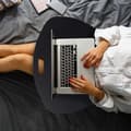 Miniatyrbild 2 av 6: Stöd iPad - Relaxdays - 10014660 - Svart - Mikrobollkudde - Kompatibel med alla enheter