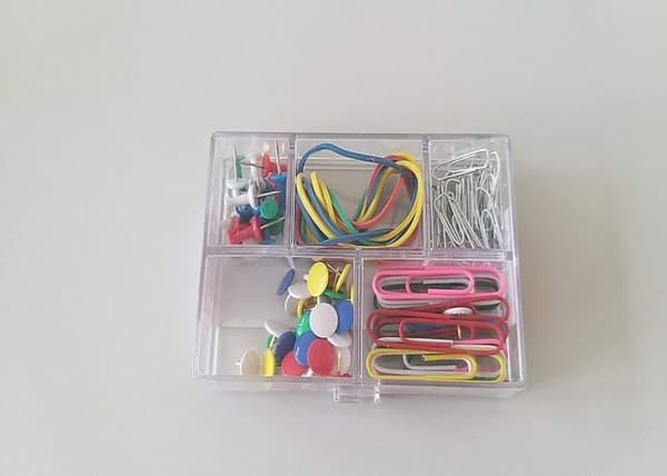 Knappnål - Unbekannt pin - 18301119-99 - Kontorsprodukter Paket med 110 sticknålar, gummiband och gem