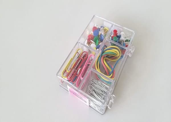 Knappnål - Unbekannt pin - 18301119-99 - Kontorsprodukter Paket med 110 sticknålar, gummiband och gem