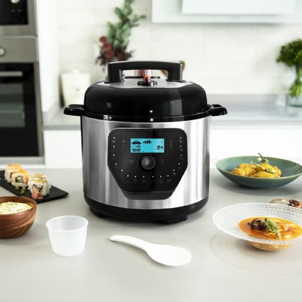 Cecotec 6-litre capacity programmable electric cooker with scale.