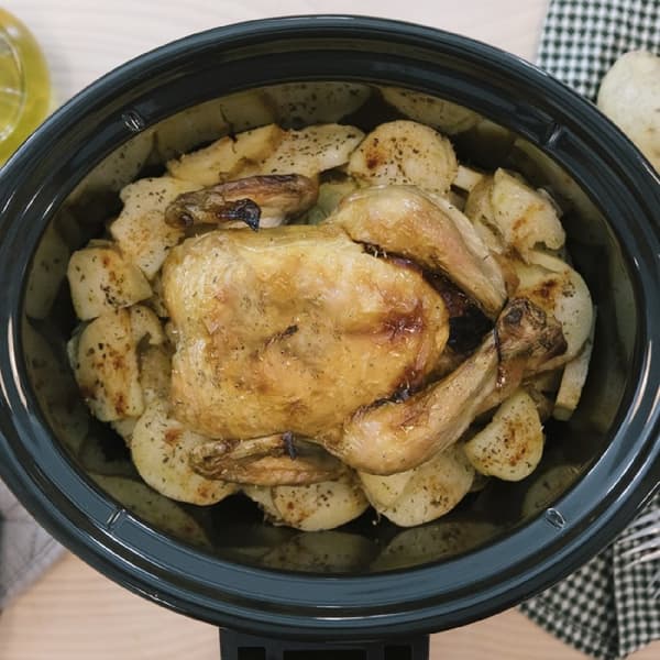 Cecotec 240-W, digital, oval slow cooker with 5.5-litre capacity and LCD display. 2 power levels + Keep Warm function. Glass lid. Removable ceramic i