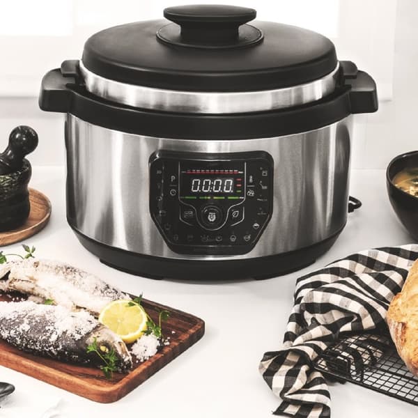 Cecotec Oval-shaped programmable electric cooker with capacity of 8 litres.