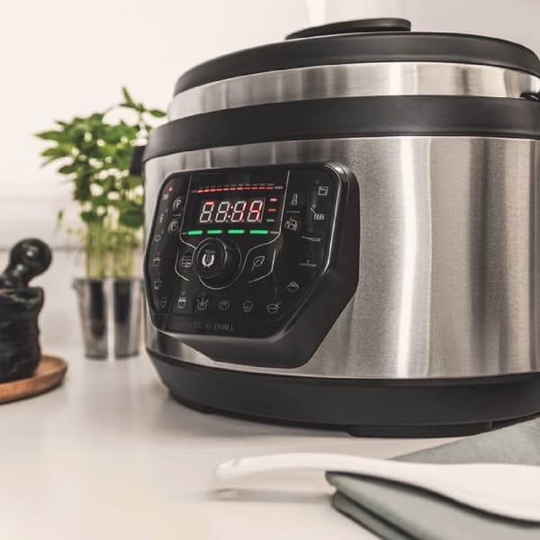 Cecotec Oval-shaped programmable electric cooker with capacity of 8 litres.