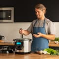 Miniatyrbild 3 av 5: Cecotec 6-litre capacity programmable electric cooker with fryer component and scale.