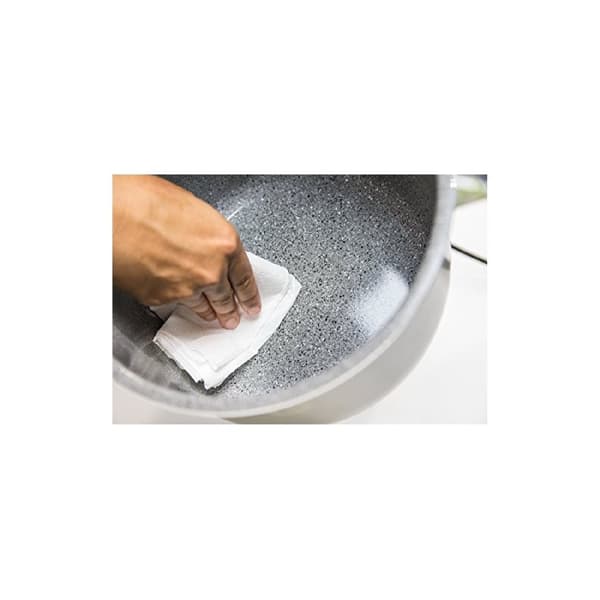 Cecotec 6-litre ceramic inner pot, extremely non-stick and PTFE-free.